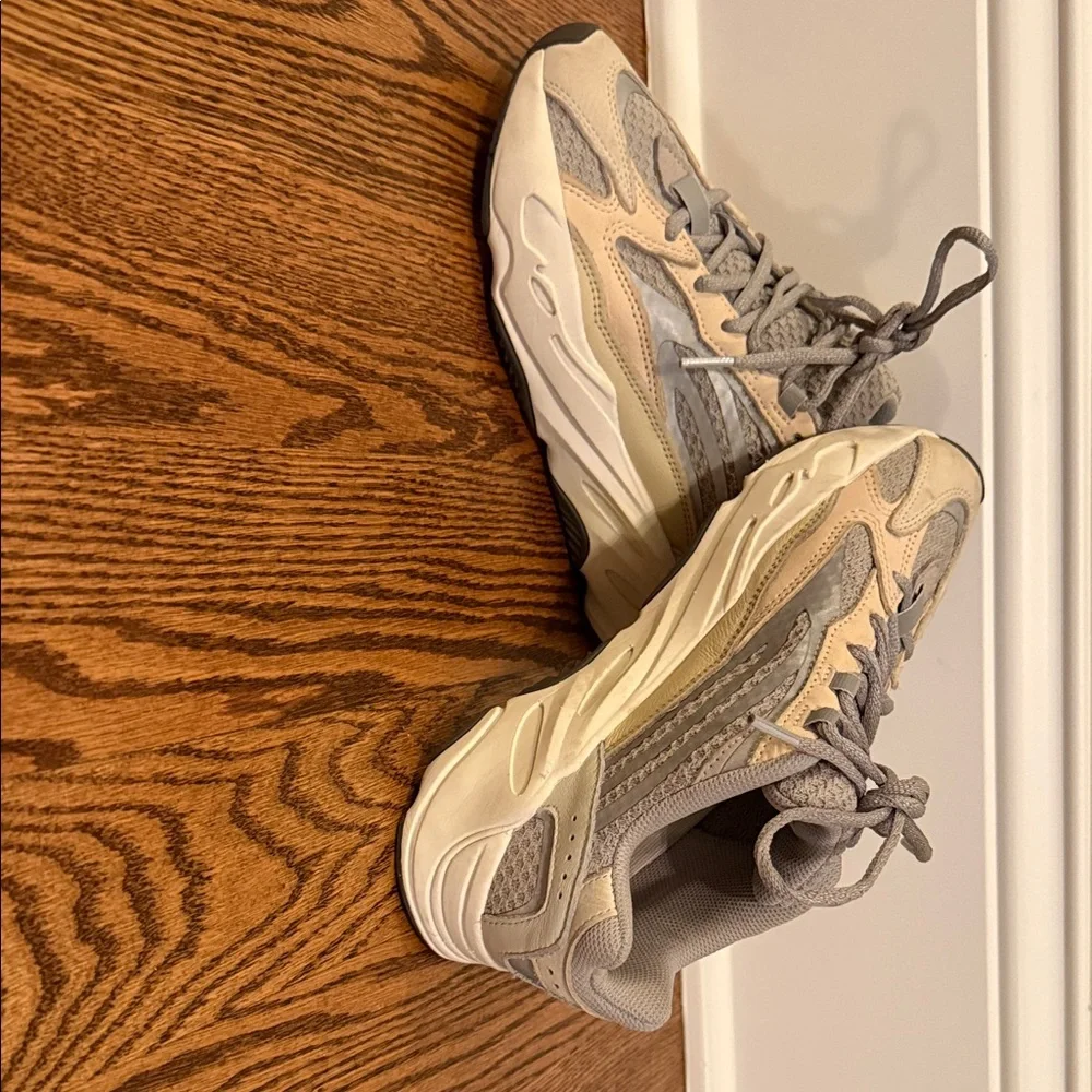 Yeezy Boost 700 V2 Cream Male sz 5.5